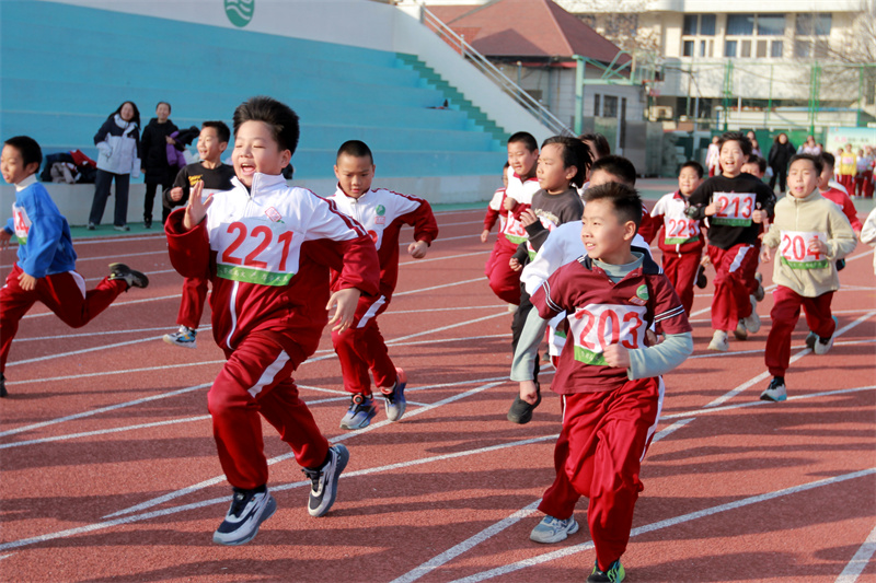 强健九游体育体魄 砥砺品格——东营市东营区第三中学“德文杯”冬季长跑点燃师生运动热潮(图2)