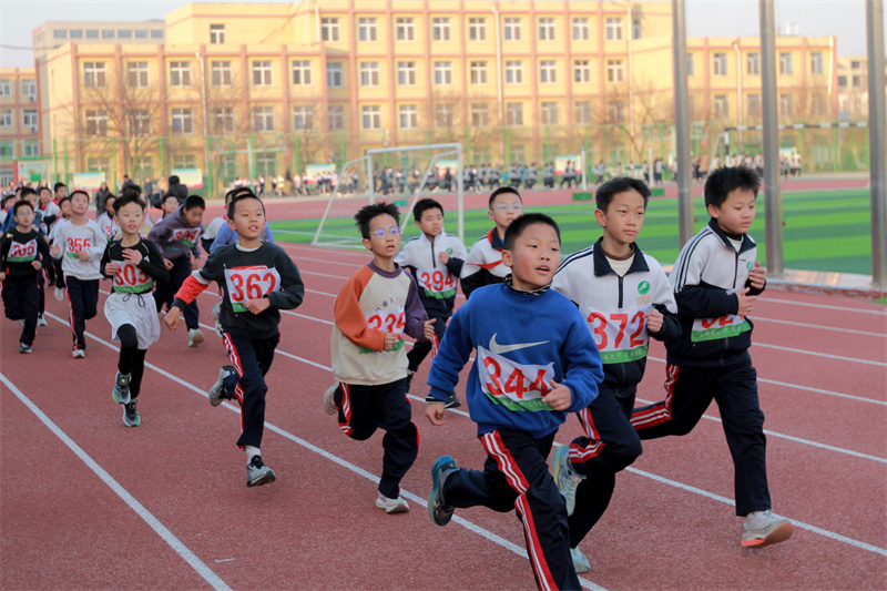 强健九游体育体魄 砥砺品格——东营市东营区第三中学“德文杯”冬季长跑点燃师生运动热潮(图3)
