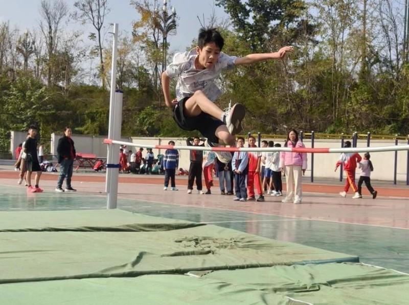 宜宾市叙州九游体育区僰道学校2025年冬季田径（趣味）运动会圆满落幕(图3)