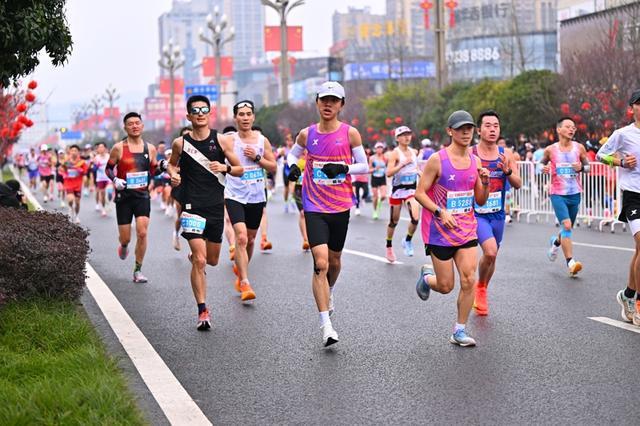 九游体育重赏之下必有勇夫？这场年终10公里路跑赛事出现全国最好成绩！(图2)