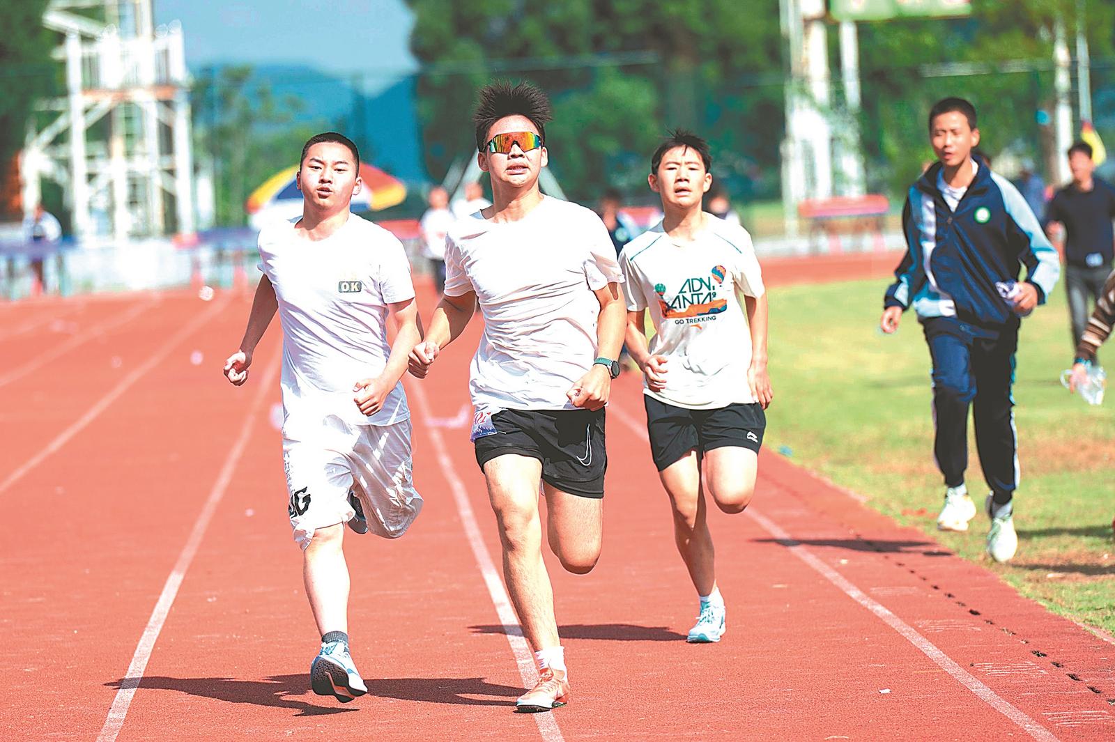 九游体育从田径冠军到残运领跑员：陈炜炼的体育人生与热爱延续(图1)