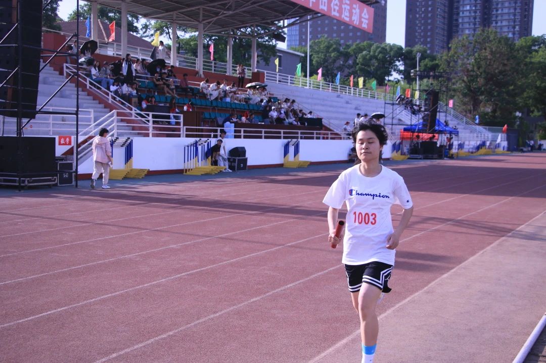 九游体育滨州医学院春季田径运动会：体医融合助力学生成就双料冠军(图1)