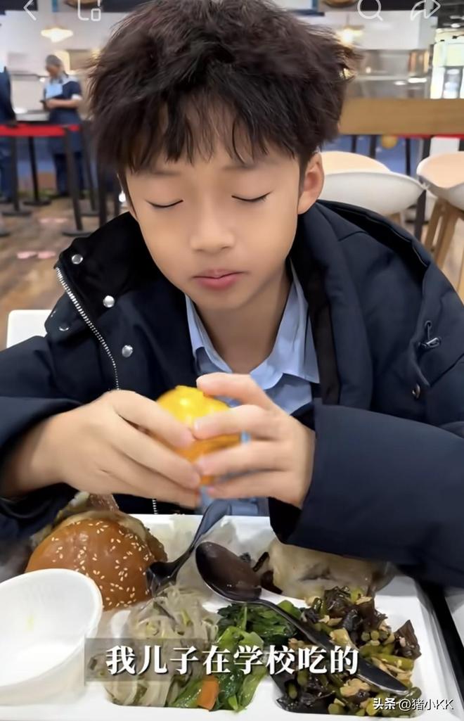 冉莹颖哭穷：水费一个月100儿子每天中饭4九游体育0块网友：这真没法喷(图13)