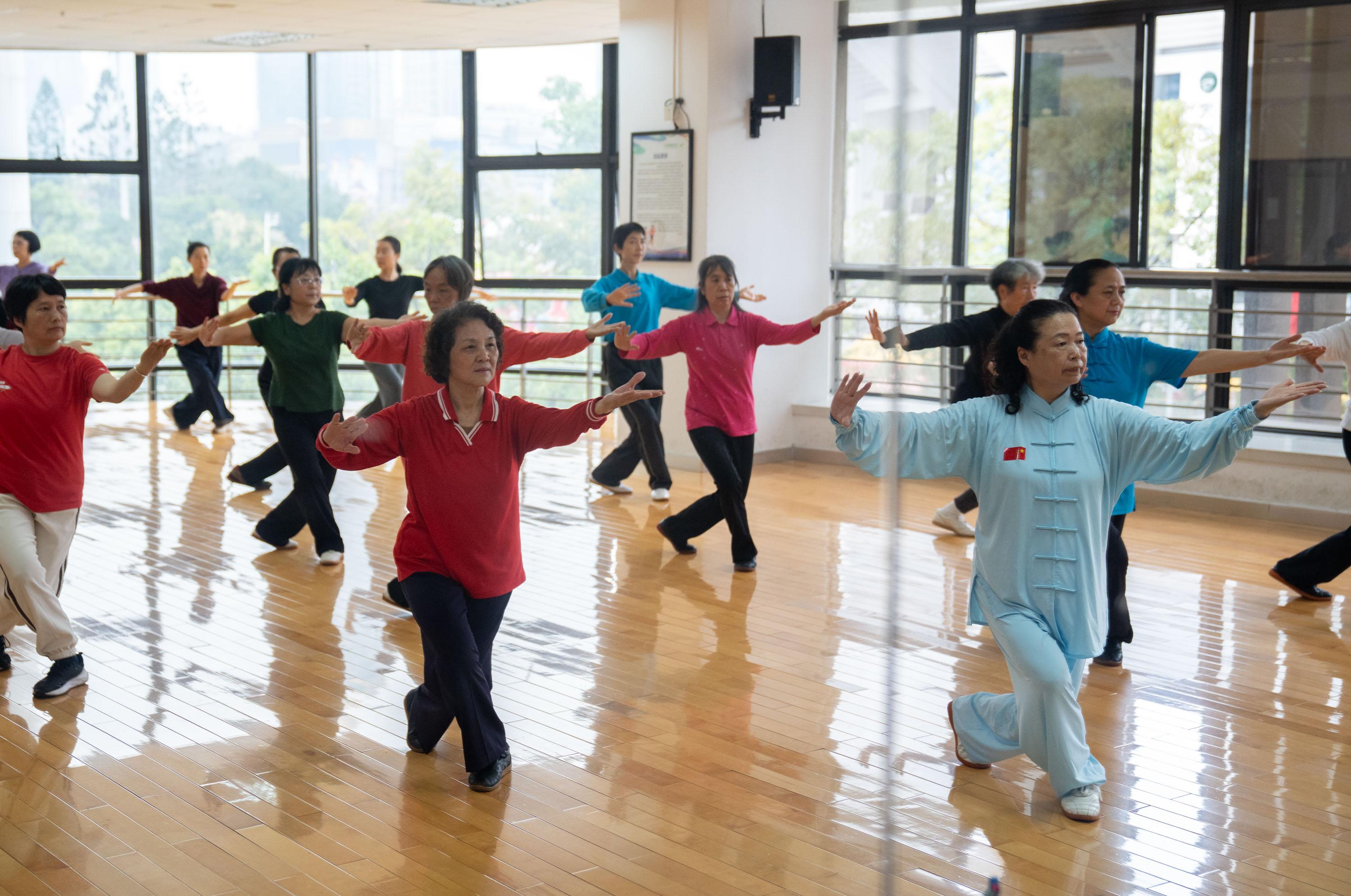 九游体育万“马”奔腾动起来！广州体育场馆春节不打烊燃起全民健身热｜新春走基层(图5)