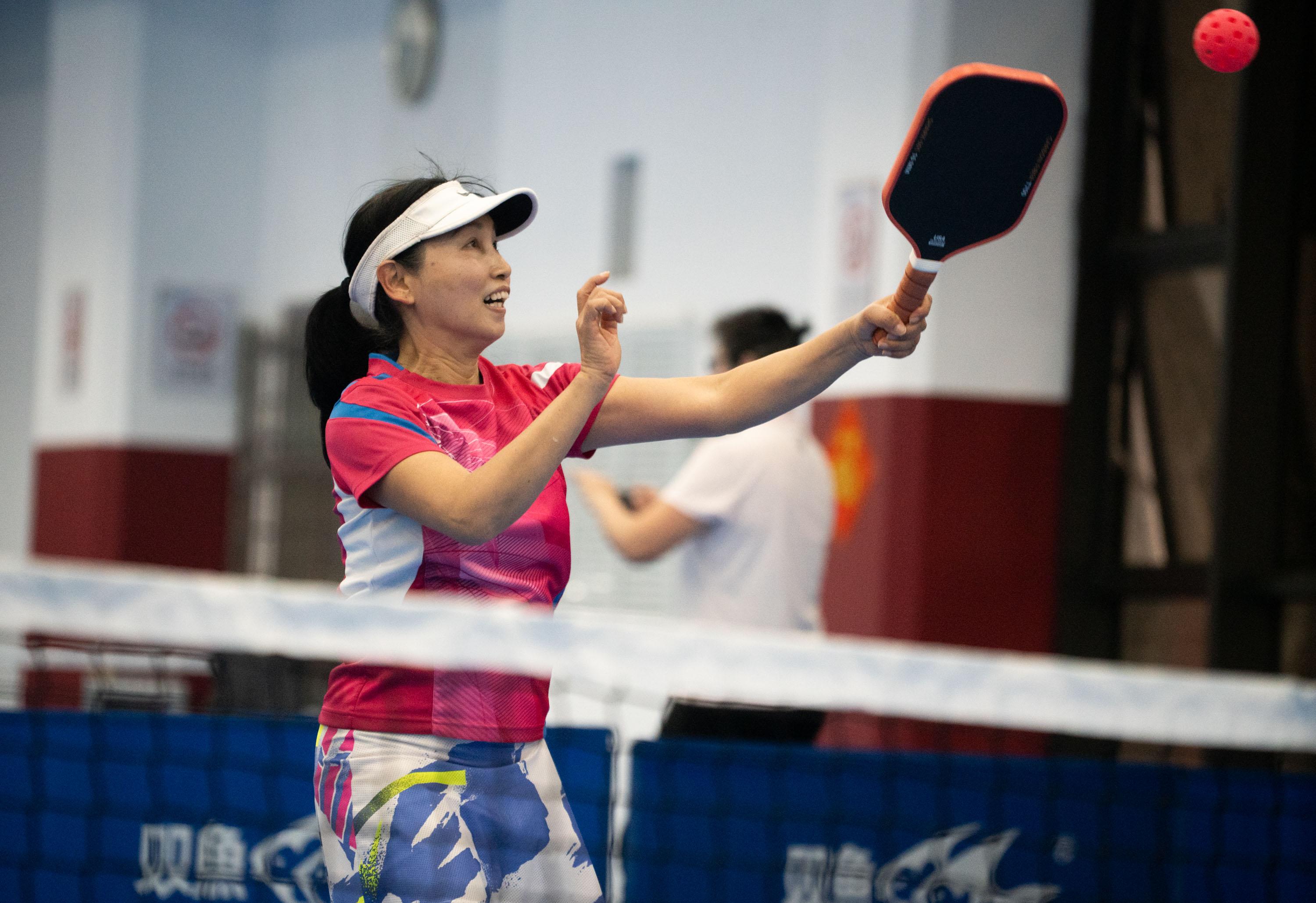 九游体育万“马”奔腾动起来！广州体育场馆春节不打烊燃起全民健身热｜新春走基层(图4)