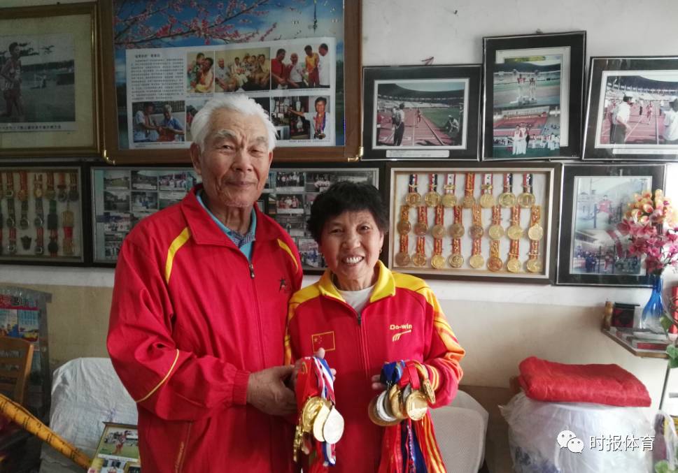 我九游体育身边的健身达人 拿了119枚金牌的济南“冠军奶奶”分享跑步“秘诀”：年轻人要注意脚步 老年人要跑得舒服(图2)