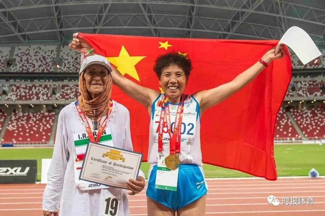 我九游体育身边的健身达人 拿了119枚金牌的济南“冠军奶奶”分享跑步“秘诀”：年轻人要注意脚步 老年人要跑得舒服(图5)