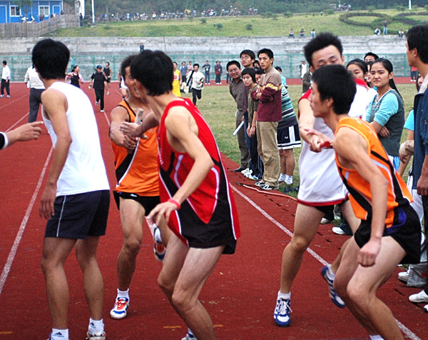 九游体育2026中国田径大众达标系列赛暨山东田径大奖赛首站在菏泽国花学校鸣枪开赛(图1)