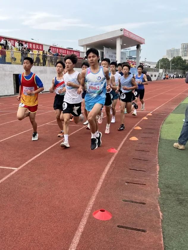 马拉松运动员冲线时遭裁判九游体育错误拦截中国田径协会通报批评(图1)