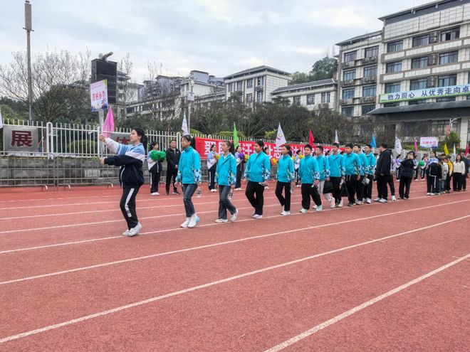 九游体育达川区第十二届中小学生田径运动会在四川省达州中学翠屏校区开幕(图2)