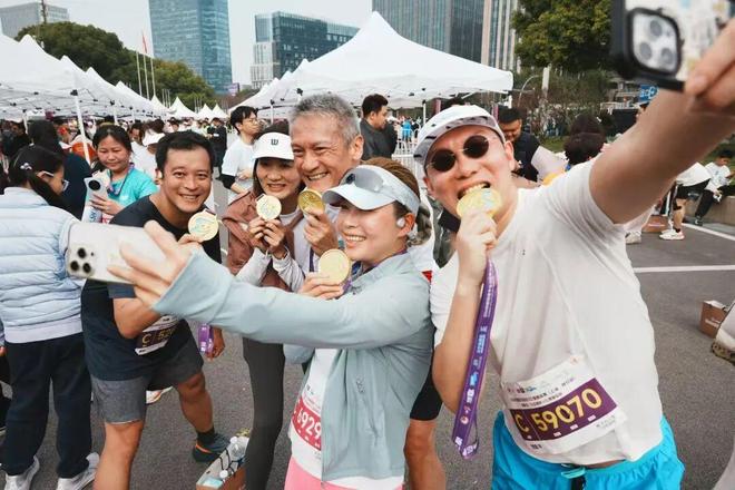 跑进花海！跑进春天！5000跑友畅享静安“Σ生态绣带”赛道九游体育(图8)