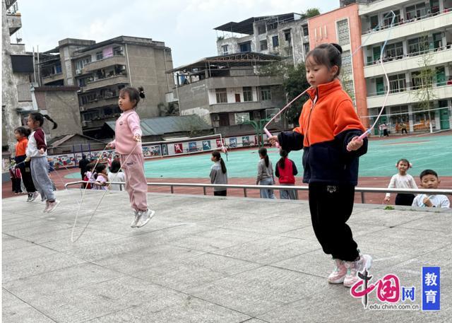 九游体育春潮涌动赛场少年逐梦飞扬 宜宾江安东城小学田径运动会圆满落幕(图2)
