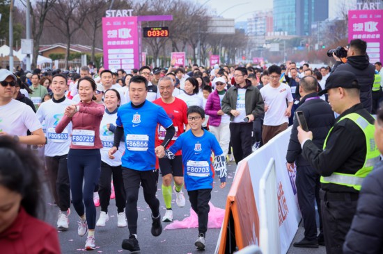 九游体育跑进春日多巴胺中国田协10公里精英赛大宁公园鸣枪(图4)