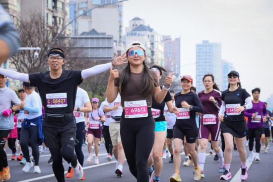 九游体育跑进春日多巴胺中国田协10公里精英赛大宁公园鸣枪(图3)