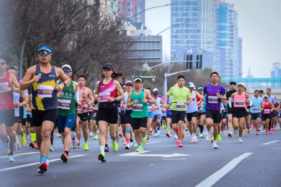 九游体育跑进春日多巴胺中国田协10公里精英赛大宁公园鸣枪(图2)