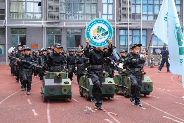 沙坪坝区高滩岩小学第十三届运动月暨第32届春季田径运动会开幕式燃情九游体育启幕(图3)