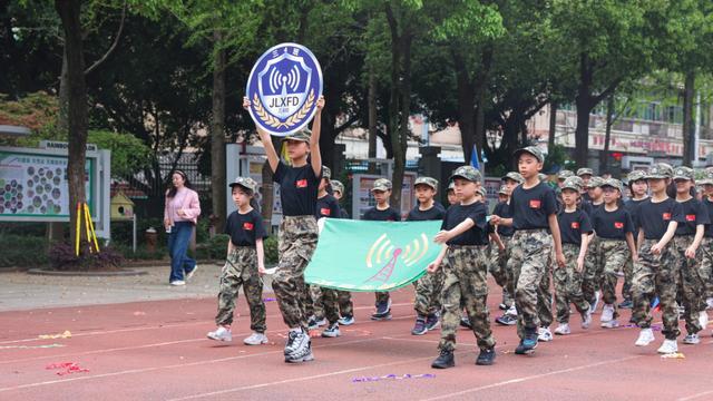 沙坪坝区高滩岩小学第十三届运动月暨第32届春季田径运动会开幕式燃情九游体育启幕(图8)