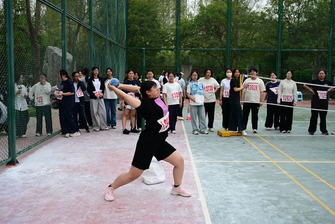 九游体育郑州外国语新枫杨学校2026春季田径运动会纪实(图3)