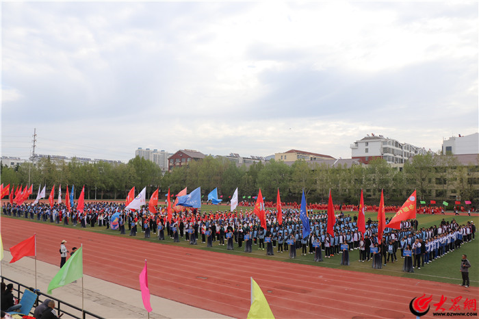 奔跑吧·少年！2026年九游体育“中国体育彩票杯”东平县中学生联赛田径比赛开幕(图2)