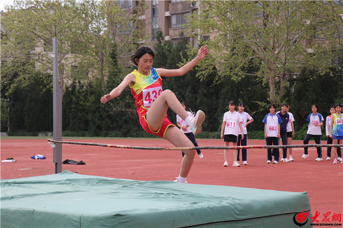 奔跑吧·少年！2026年九游体育“中国体育彩票杯”东平县中学生联赛田径比赛开幕(图4)