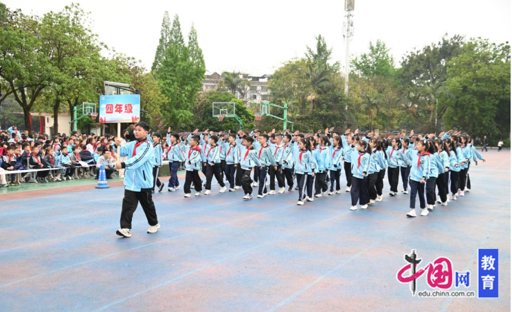 九游体育志存高远一起追风 峨眉一小举行第54届田径运动会(图2)