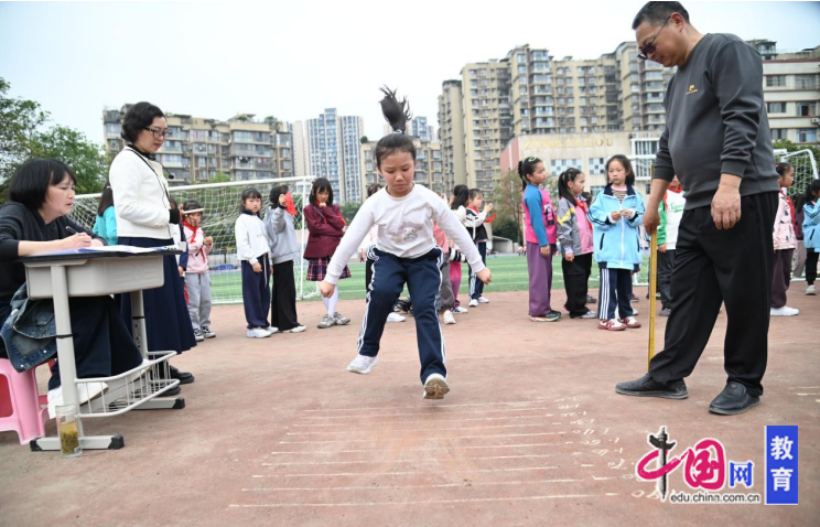 九游体育志存高远一起追风 峨眉一小举行第54届田径运动会(图4)
