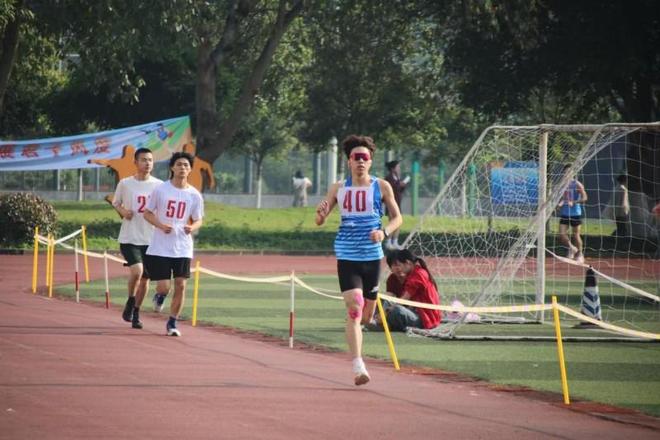奋勇拼搏 屡创佳绩！我校田径运动会多名学子九游体育打破校纪录(图2)
