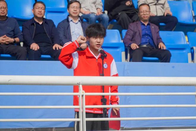 九游体育燃动绿茵场！宝鸡职院第二十届春季田径运动会激情开赛(图2)