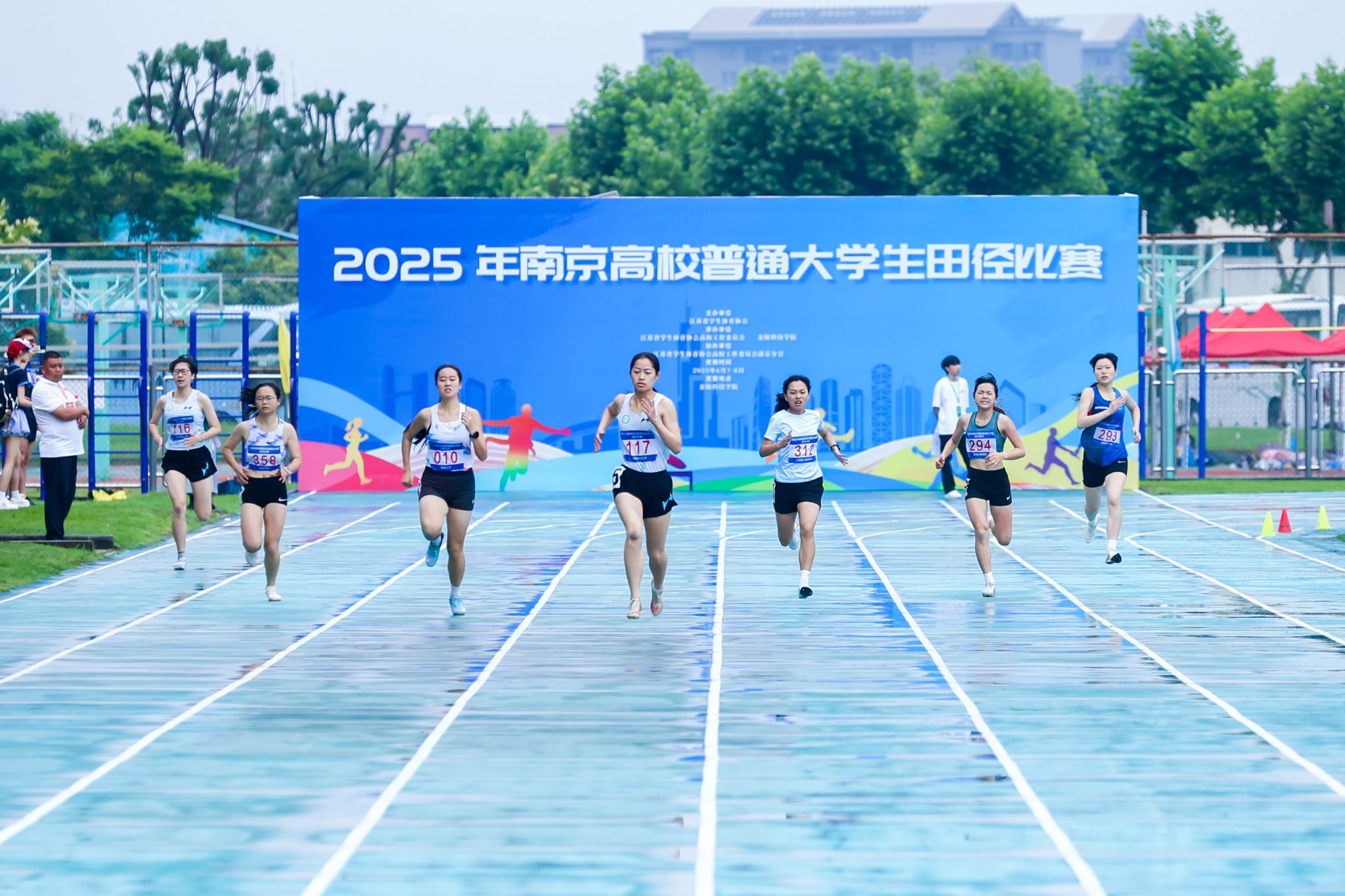 沙滩九游体育上的田径赛？没错穿钉鞋！(图1)