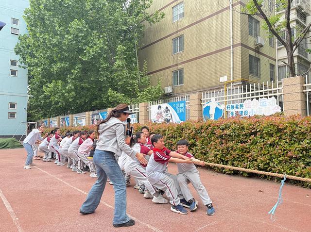 九游体育童心飞扬燃动赛场！二七区艺术小学春季田径运动会快乐无限(图7)