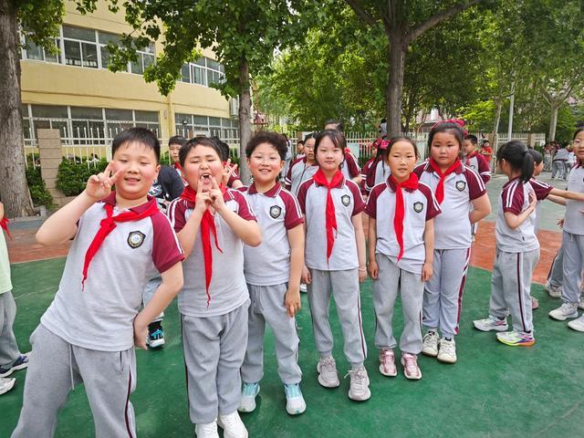 九游体育童心飞扬燃动赛场！二七区艺术小学春季田径运动会快乐无限(图8)