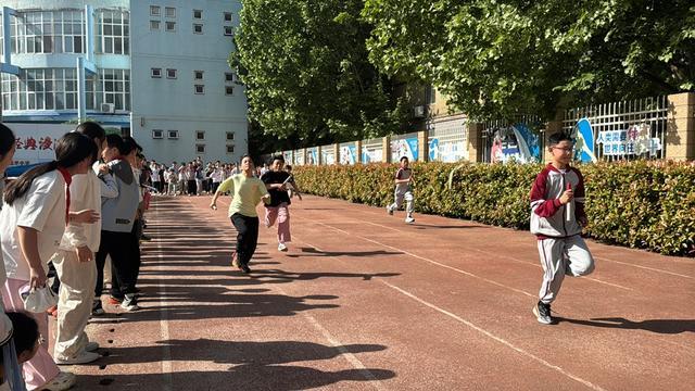 九游体育童心飞扬燃动赛场！二七区艺术小学春季田径运动会快乐无限(图6)