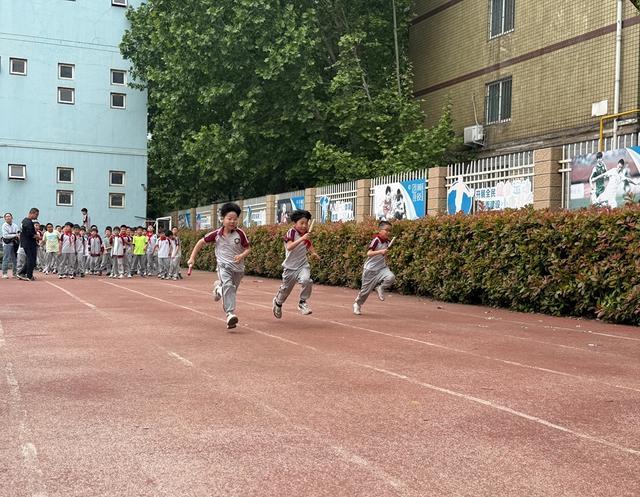 九游体育童心飞扬燃动赛场！二七区艺术小学春季田径运动会快乐无限(图4)