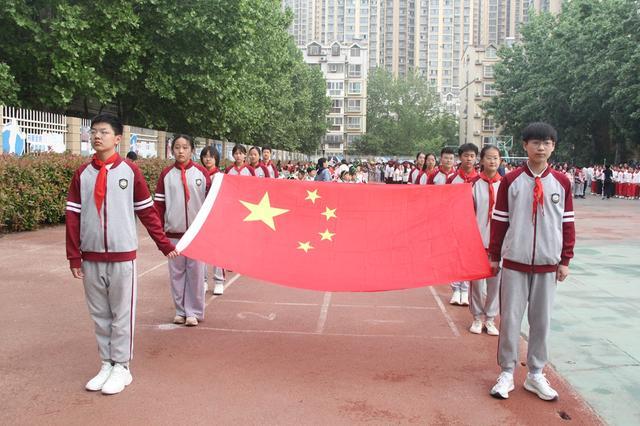 九游体育童心飞扬燃动赛场！二七区艺术小学春季田径运动会快乐无限(图3)