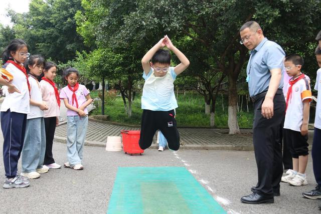 九游体育“健康第一”动起来！重庆市凤林小学春季田径运动会高燃现场(图2)