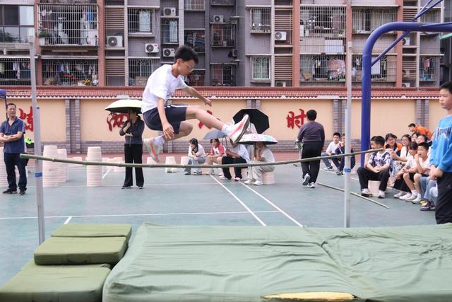 九游体育“健康第一”动起来！重庆市凤林小学春季田径运动会高燃现场(图3)