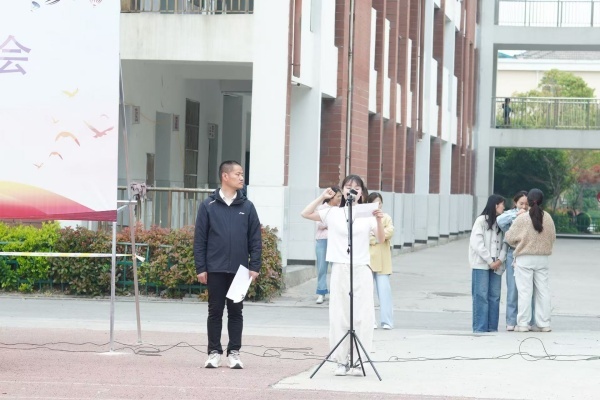 九游体育龙腾狮跃燃赛场 少年逐梦展锋芒——定远县炉桥一小教育集团2026年春季田径运动会圆满落幕(图2)