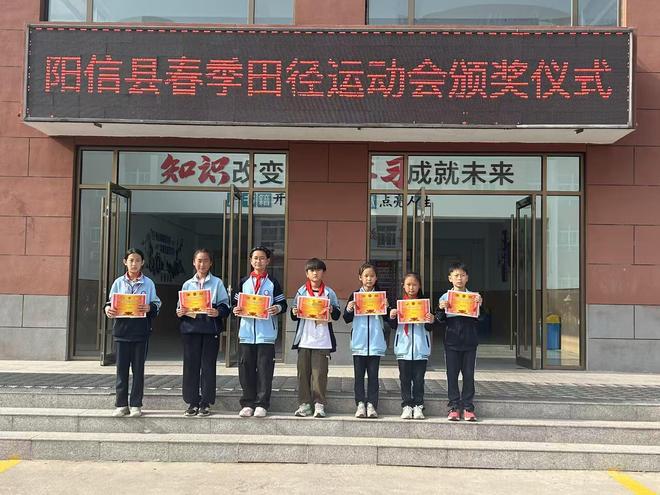 九游体育青春逐梦赛场荣耀绽放校园——春季田径运动会颁奖仪式圆满举行(图3)