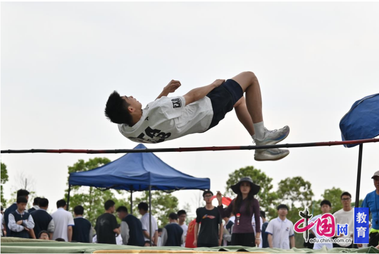 九游体育跃动青春力量闪耀赛场光芒 成都青苏职中举行第四十八届田径运动会(图4)