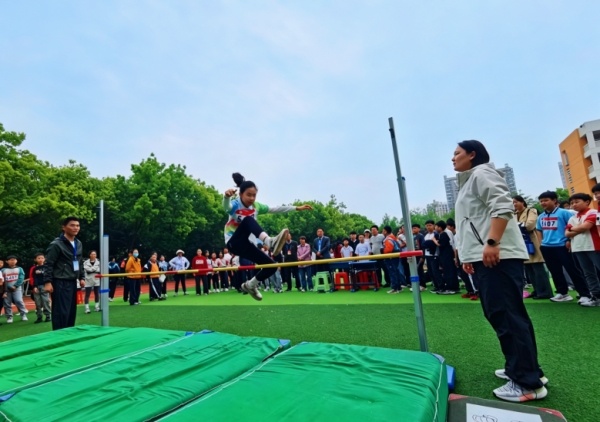 九游体育骏马奔腾展风采 活力校园绽光芒——合肥市育新小学2026年春季田径运动会圆满落幕(图9)