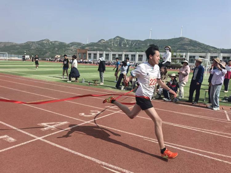 九游体育莱芜区和庄学校举行2026春季田径运动会(图3)