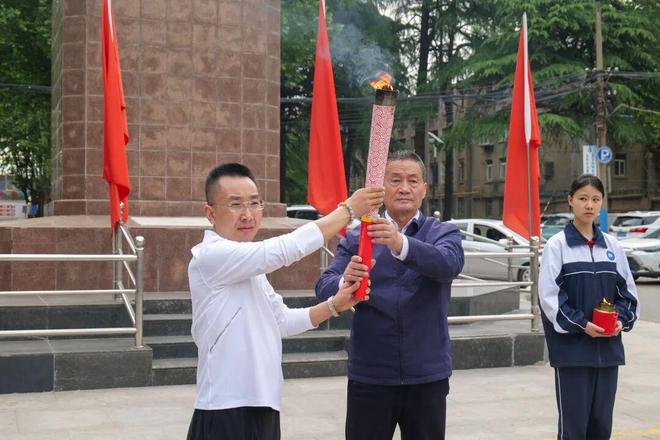 韵力西铁九游体育燃青春 逐梦赛场向未来——西安铁道职业学校2026年春季田径运动会盛大开幕(图2)