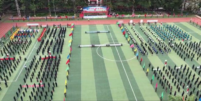 韵力西铁九游体育燃青春 逐梦赛场向未来——西安铁道职业学校2026年春季田径运动会盛大开幕(图4)