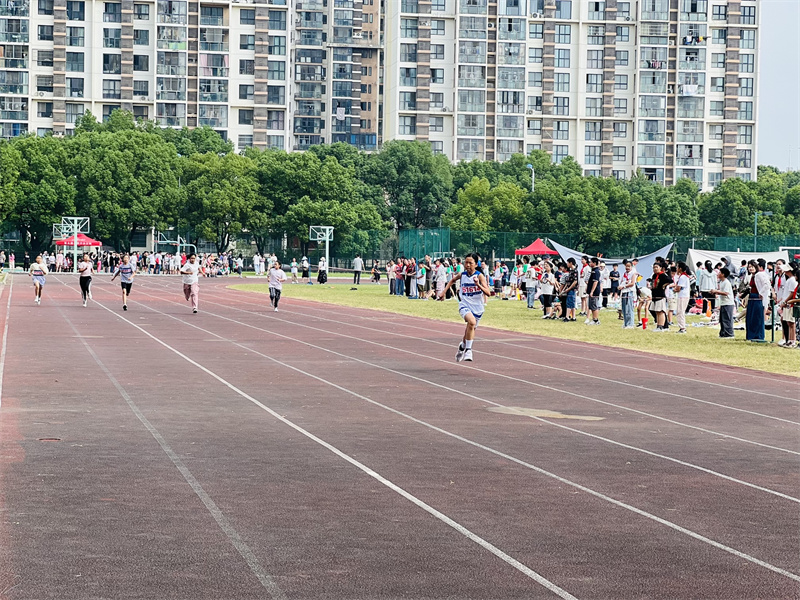 航天小学举九游体育办第45届田径运动会(图1)