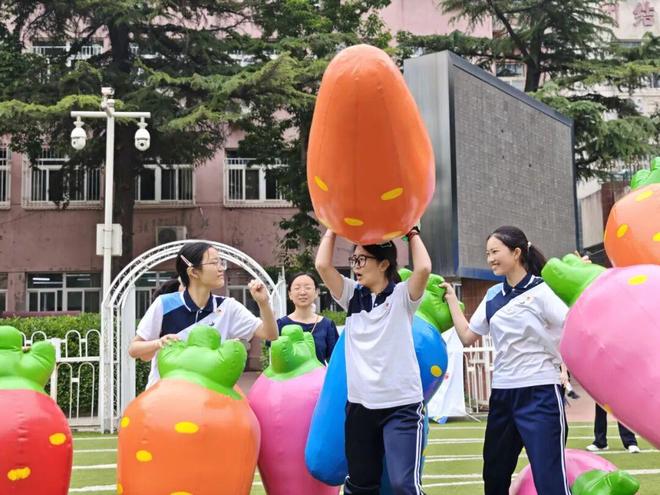 九游体育86所高校健儿竞逐田径场幼儿园举办草坪音乐节……一周校园新鲜事(图6)