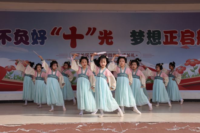 九游体育86所高校健儿竞逐田径场幼儿园举办草坪音乐节……一周校园新鲜事(图10)