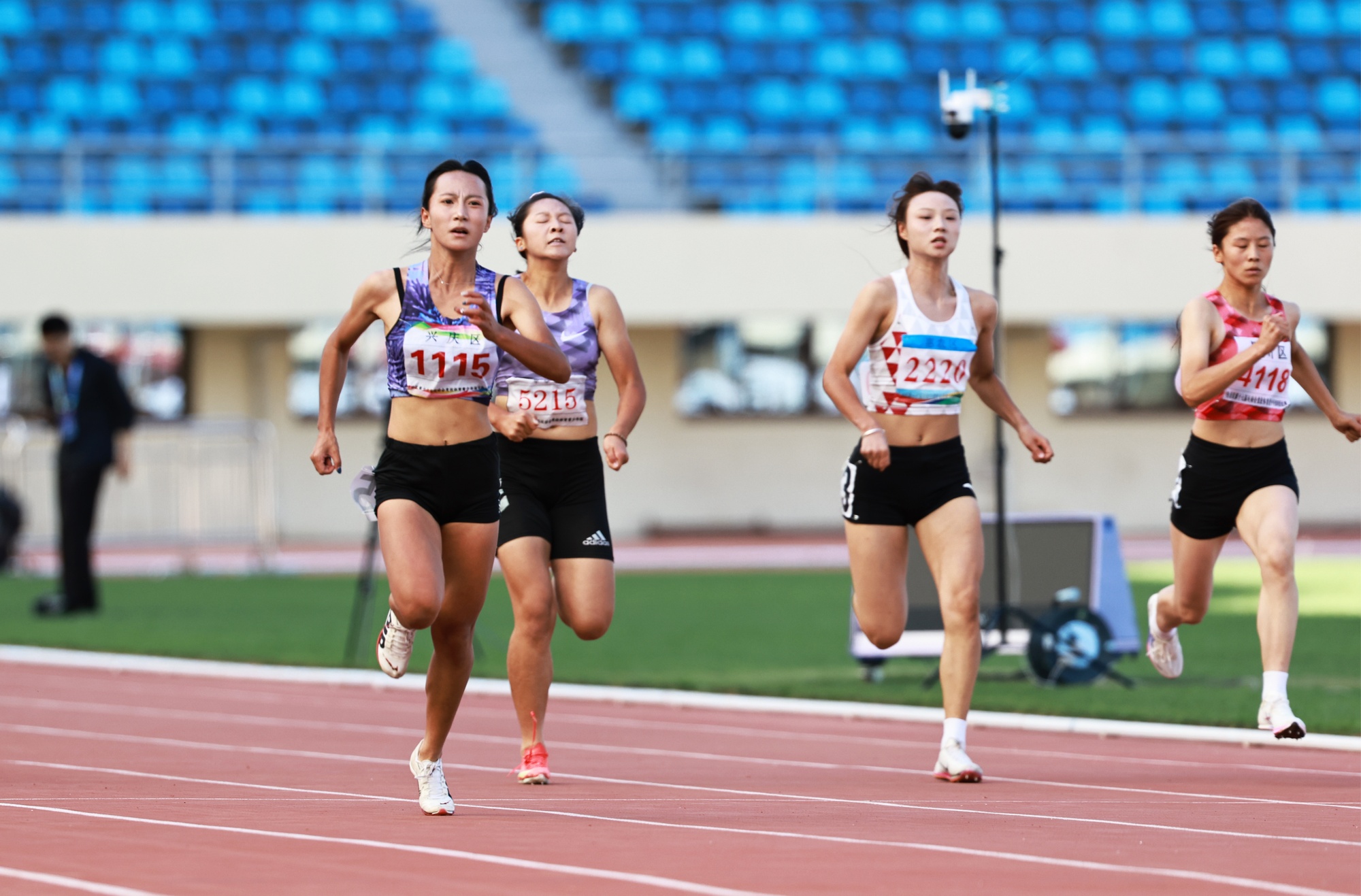 九游体育宁夏第十七届运动会青少年田径项目完赛6项径赛项目赛会纪录在贺兰山体育场被刷新(图2)