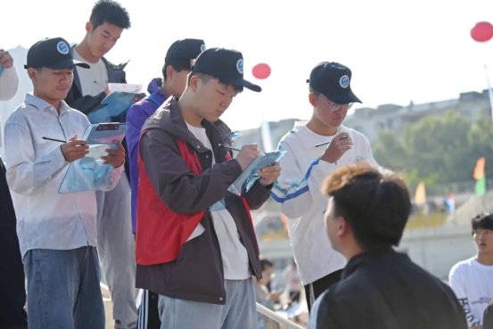 九游体育奋楫扬帆正当时青春接力谱新篇——沈阳工业大学第五十八届田径运动会成功举行(图4)